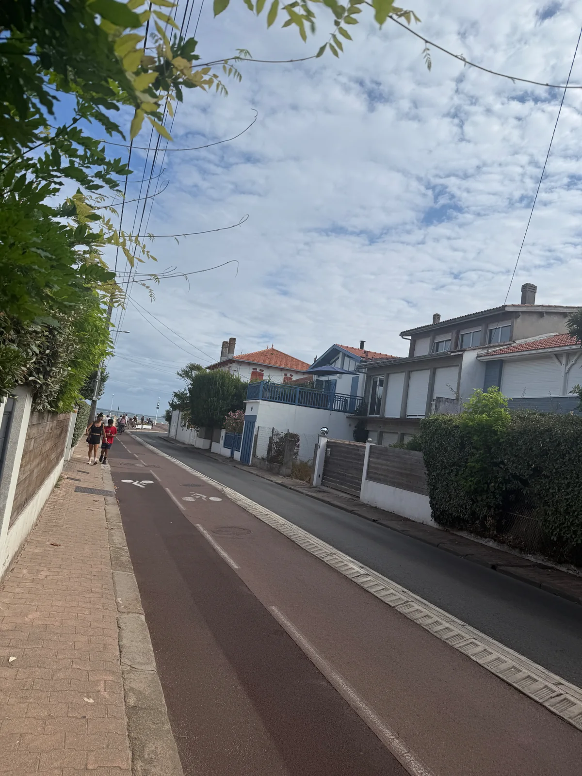Rue résidentielle d'Arcachon à proximité du littoral et de la maison étudiée.
