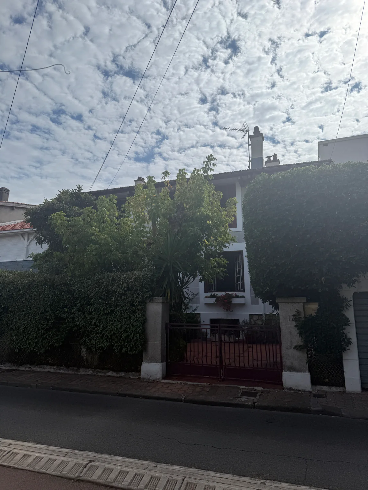 Façade actuelle d'une maison à Arcachon dont l'identité architecturale a été modifiée par plusieurs campagnes de travaux.