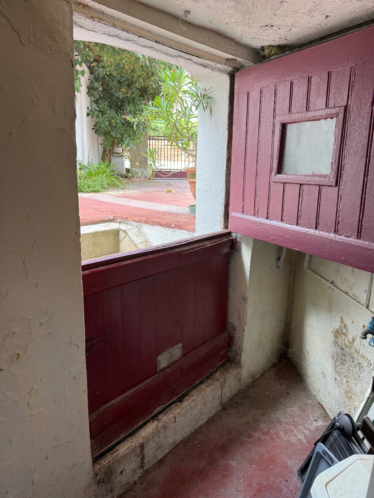 Ouverture du niveau inférieur vers la cour d'une maison à Arcachon avant rénovation.
